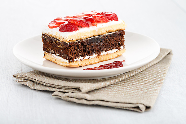 포토 JPG 해외이미지 접시 딸기 실내 사람없음 케이크 초콜릿 식탁보 달콤 흰배경 해외202004 해외포토 식기 백그라운드 과일 디저트 내부 흰색 맛 파일형식 이미지허브