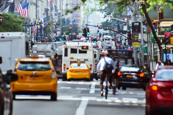 포토 JPG 해외이미지 외관 도로 길 여행 백그라운드 비즈니스 자동차 새로움 거리 사람 사람없음 야외 건물 도시풍경 노란색 고층빌딩 미국 도시 센터 도심 군중 저녁 소프트포커스 뉴욕 정사각형 택시 지역 맨해튼 블러 해외202004 해외포토 도형 건축물 육상교통 컬러 컨셉 북아메리카 교통시설 승용차 촬영기법 풍경 빌딩 야간 파일형식 이미지허브