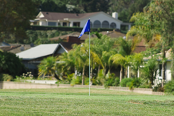 포토 JPG 해외이미지 라이프스타일 스포츠 밭 골프 휴가 풍경 잔디 사람없음 야외 파란색 장비 게임 깃발 구멍 목표 강의 클럽 해외202004 해외포토 식물 컬러 컨셉 농업 놀이 생활 구기 파일형식 이미지허브