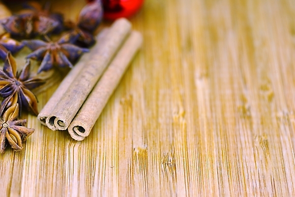 포토 JPG 해외이미지 백그라운드 크리스마스장식 크리스마스 공 따뜻함 사람없음 목재 장식 갈색 쿠키 막대기 황금 아몬드 시나몬 해외202004 해외포토 나무 기념일 컬러 재료 디저트 견과류 파일형식 이미지허브