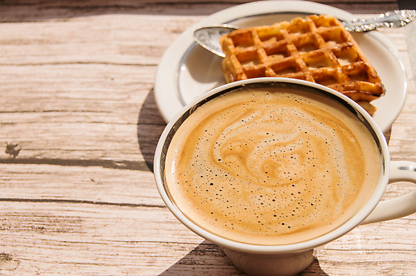 포토 JPG 해외이미지 접시 커피 음료 음식 조각 백그라운드 탁자 아침 디저트 요리 사람없음 목재 컵 햇빛 갈색 노란색 쿠키 케이크 숟가락 빵집 신선 플랫 닫기 달콤 아침식사 굽기 벨기에 부드러움 카푸치노 에스프레소 와플 점심식사 핸드메이드 카피스페이스 해외202004 해외포토 주간 나무 식기 컬러 가구 재료 모션 수저 태양 상점 식사 공백 감각 맛 구이 서유럽 파일형식 이미지허브
