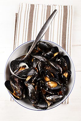 포토 JPG 해외이미지 동물 전통 접시 음식 바다 다이어트 조개 연체동물 건강 갑각류 요리 사람없음 검은색 식사 저녁식사 어둠 껍질 시골 신선 사발 고급 맛 해산물 국자 준비 홍합 칼로리 삶기 식용 전문 해외202004 해외포토 식기 컬러 컨셉 주방용품 어패류 무척추동물 사기그릇 파일형식 이미지허브