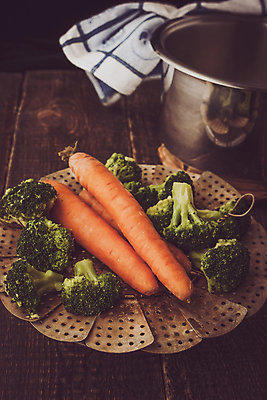 포토 JPG 해외이미지 라이프스타일 음식 다이어트 채소 오렌지 재료 탁자 건강 요리 사람없음 목재 세로 초록색 파란색 수건 금속 당근 흰색 신선 최고 냄비 수증기 브로콜리 먹기 필름 준비 유기농 기선 채식주의자 필터 비건 효과 해외202004 해외포토 나무 웰빙 컬러 가구 배_교통 과일 모션 재질 뿌리채소 생활 위생용품 솥 채식 파일형식 이미지허브