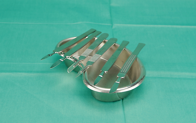 포토 JPG 해외이미지 건강 사람없음 금속 방 장비 도구 공구 칼날 수술 칼 자르기 날카로움 대야 외과 돌봄 해외202004 해외포토 의학 모션 재질 병원 치료 파일형식 이미지허브