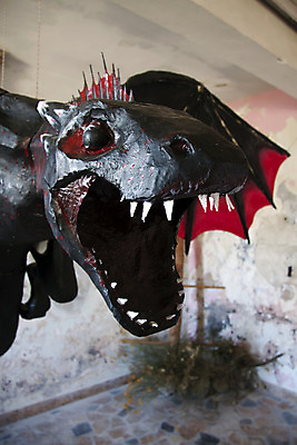 포토 JPG 해외이미지 동물 디자인 문화 조각 백그라운드 날개 파충류 생물 미술 사람없음 장식 빨간색 머리 검은색 흰색 용 치아 도마뱀 몬스터 해외202004 해외포토 컬러 문화예술 신체부위 소화기관 파일형식 이미지허브