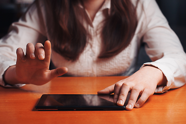 포토 JPG 해외이미지 라이프스타일 손 여자 행복 인터넷 비즈니스 통신 모바일 휴가 프레임 사람없음 금융 컴퓨터 알약 디지털 스크린 모니터 검은색 장비 터치 정보 잡기 주식 무선전화기 책상 전자 해외202004 해외포토 감정 컬러 가구 모션 사람 생활 신체부위 경제 전자제품 약 전화기 파일형식 이미지허브