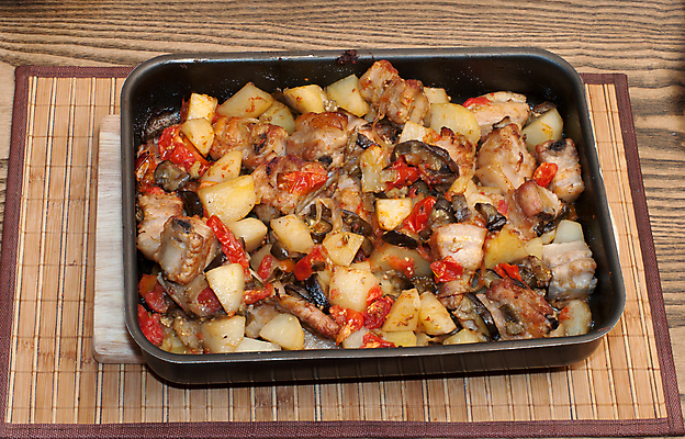 포토 JPG 해외이미지 전통 음식 토마토 채소 고추 탁자 감자 육류 사람없음 식사 소고기 튀김 그릴 굽기 먹기 후추 양고기 점심식사 삶기 해외202004 해외포토 가구 식재료 모션 주방용품 구이 향신료 파일형식 이미지허브