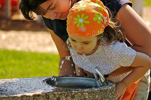 포토 JPG 해외이미지 공원 여자 딸 음료 어린이 엄마 두명 물 태양 맑음 봄 마시기 도움 뜨거움 놀이터 분수 헬프 포트폴리오 해외202004 해외포토 자연요소 계절 공공시설 컨셉 가족 모션 놀이 날씨 사람 파일형식 이미지허브