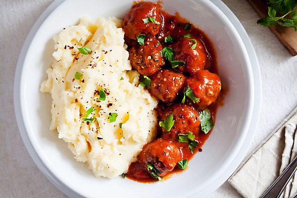 포토 JPG 해외이미지 음식 토마토 실내 파슬리 육류 요리 사람없음 빨간색 초록색 컬러풀 갈색 노란색 검은색 식사 저녁식사 소고기 흰색 조미료 사발 미트볼 허브 향신료 후추 토마토소스 입가심 핸드메이드 해외202004 해외포토 식물 컬러 채소 식재료 내부 사기그릇 소스_음식 향미료 파일형식 이미지허브