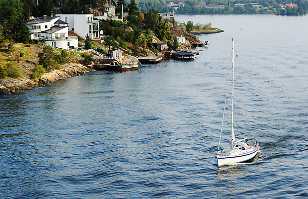 포토 JPG 해외이미지 나무 1 바다 여행 요트 교실 모션 아침 휴식 주택 항해 스웨덴 사람 사람없음 야외 가로 물 파란색 침묵 흰색 재산 고급 크루즈 땅 빌라 함선 장면 다도해 스칸디나비아 잔물결 진짜 해외202004 해외포토 주간 자연요소 식물 교육 물결 컬러 컨셉 배_교통 학교 북유럽 건물 금융 소리 파일형식 이미지허브