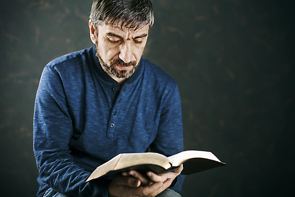 포토 JPG 해외이미지 백인 손 교육 남자 기독교 종교 종이 얼굴 백그라운드 손가락 새로움 한명 사람 책 빛 독서 교회 믿음 검은색 성경 어둠 침묵 흰색 기도 오픈 영혼 아빠 닫기 성직자 읽기 명상 페이지 신성 숭배 신앙심 예언자 해외202004 해외포토 서양인 1 감정 컬러 컨셉 종교용품 가족 종교건축 모션 건물 신체부위 소리 파일형식 이미지허브