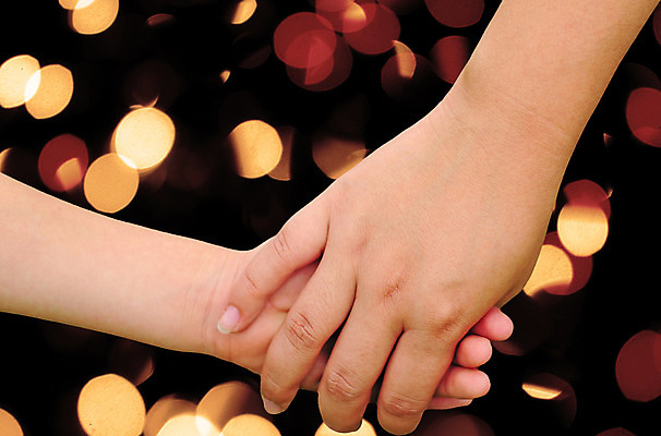 포토 JPG 해외이미지 아들 어린이 신체 손가락 관계 엄마 친절 함께함 관리 사랑 야외 두명 손잡기 터치 육아 잡기 닫기 위로 돌봄 지원 해외202004 해외포토 손 감정 컨셉 가족 모션 사람 파일형식 이미지허브