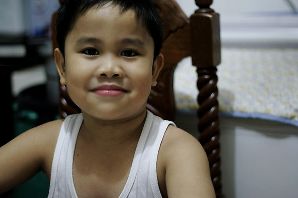 포토 JPG 해외이미지 어린이 하늘색 의자 한명 웃음 사람 동양인 소년 파란색 빛 중국 달콤 해군 주근깨 창백 필리핀사람 해외202004 해외포토 1 남자 아시아 컬러 가구 군대 표정 인종 점 맛 파일형식 이미지허브