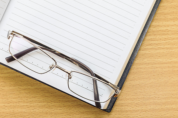 포토 JPG 해외이미지 교육 종이 안경 선 비즈니스 텍스트 학교 가정 탁자 사람없음 목재 책 스터디 사무실 펜 다이어리 쪽지 공책 공백 정보 달력 덮개 흰색 기록 업무 오픈 메시지 잡지 가죽 스케치 편지 갑판 계약 오브젝트 문서 상업 페이지 시트 패드 카피스페이스 해외202004 해외포토 나무 잡화 컬러 가구 배_교통 재료 문구용품 미술 간행물 학습 필기구 사무용품 뚜껑 작업 파일형식 이미지허브