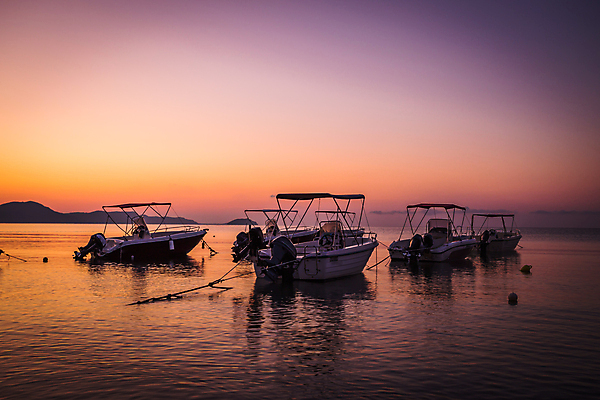 포토 JPG 해외이미지 실루엣 바다 섬 여행 백그라운드 오렌지 자연 하늘 아침 낚시 휴가 파노라마 풍경 사람없음 야외 물 여름 햇빛 태양 반사 평화 일출 항구 침묵 일몰 새벽 만 보트 황금 지중해 그리스 낚시꾼 그리스인 내추럴 수평선 해외202004 해외포토 주간 자연요소 서양인 계절 유럽 컨셉 배_교통 과일 교통시설 레저 촬영기법 노을 소리 생태계 파일형식 이미지허브