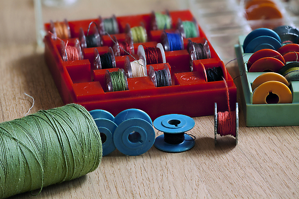 포토 JPG 해외이미지 산업 취미 사람없음 상자 컬러풀 유행 공구 면 그룹 실 수리 코드 제조 바느질 롤 실타래 자수 섬유 흙더미 얼레 재단 감싸기 엮은 해외202004 해외포토 컬러 모션 흙 도구 직물 파일형식 더미 이미지허브