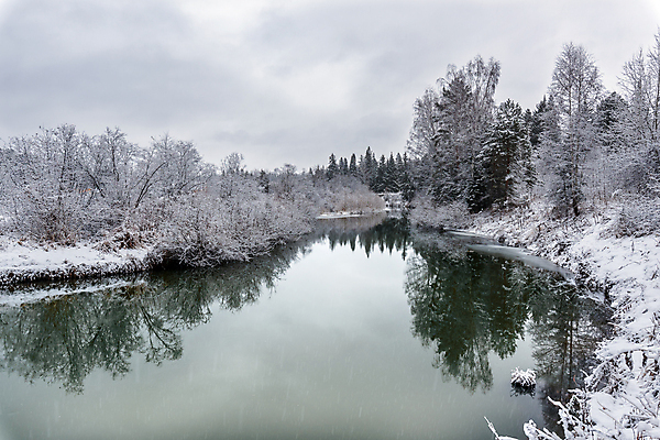 포토 JPG 해외이미지 모양 나무 구름 계절 여행 겨울 자연 하늘 날씨 휴가 풍경 사람없음 야외 목재 물 강 반사 냉동 추위 가을 흰색 개울 숲 12월 서리 장면 1월 내추럴 눈내림 해외202004 해외포토 자연요소 식물 컬러 재료 눈_날씨 날짜 생태계 파일형식 이미지허브