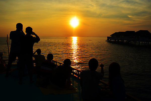 포토 JPG 해외이미지 여자 남자 행복 실루엣 바다 여행 휴가 함께함 여러명 성인 야외 일몰 크루즈 몰디브 성인만 해외202004 해외포토 감정 아시아 다수 컨셉 배_교통 촬영기법 사람 노을 파일형식 이미지허브