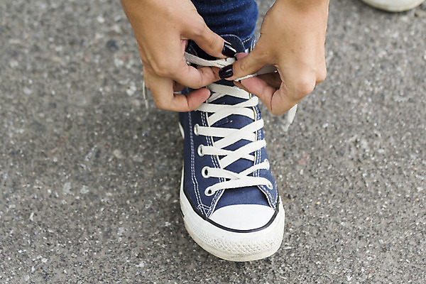 포토 JPG 해외이미지 라이프스타일 손 도로 스포츠 신발 모션 넥타이 거리 건강 사람 사람없음 야외 파란색 달리기 운동 유행 걷기 에너지 흰색 손톱관리 얇은 해외202004 해외포토 잡화 길 컬러 교통시설 생활 신체부위 네일아트 파일형식 이미지허브