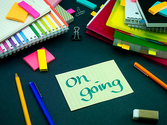 포토 JPG 해외이미지 교육 종이 문장 비즈니스 텍스트 학교 휴식 건강 피곤 사람없음 책 단어 스터디 사무실 쌓기 정보 잠 업무 메시지 끝 인쇄 책상 오브젝트 보고서 준비 문서 파일 폴더 과제 단절 보관소 헬프 해외202004 해외포토 문자 가구 컨셉 모션 학습 작업 도움 저장 파일형식 이미지허브