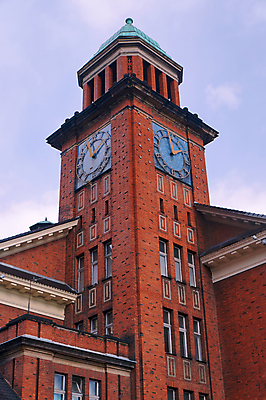 포토 JPG 해외이미지 구름 시계 건축양식 창문 유리 하늘 지붕 벽돌 사람없음 건물 빨간색 탑 도시 묘사 폴란드 해외202004 해외포토 자연요소 건축물 건축 유럽 컬러 재질 파일형식 이미지허브