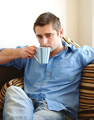 포토 JPG 해외이미지 라이프스타일 응시 행복 커피 음료 셔츠 휴식 주택 피곤 한명 앉기 파란색 소파 마시기 흰색 청바지 최고 해외202004 해외포토 1 시선 감정 컬러 컨셉 상의 의자 바지 모션 사람 건물 생활 파일형식 이미지허브