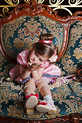 포토 JPG 해외이미지 어린이 한명 거울 아기 찡그림 작음 보석 입술 방식 해외202004 해외포토 1 표정 사람 신체부위 크기 광석 파일형식 이미지허브