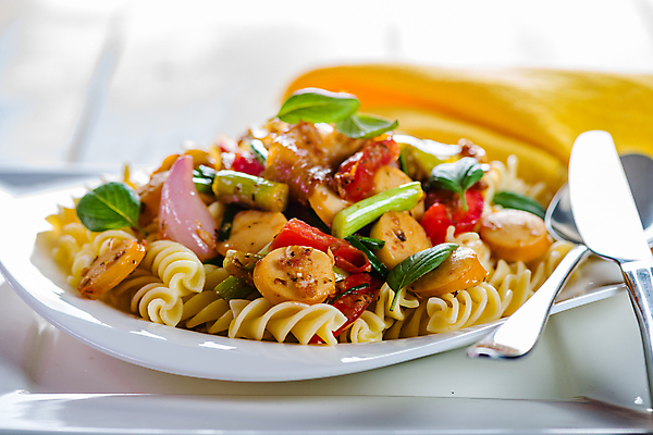 포토 JPG 해외이미지 전통 접시 어린이 음식 백그라운드 토마토 채소 부분 양파 파스타 나선형 건강 마늘 돼지고기 요리 사람없음 빨간색 초록색 식당 식사 저녁식사 이탈리아 흰색 면 소시지 맛 지중해 먹기 메뉴 레시피 후추 바질 점심식사 고립 해외202004 해외포토 식기 유럽 바다 컬러 컨셉 무늬 모션 서양음식 육류 사람 상점 가공식품 향신료 파일형식 이미지허브