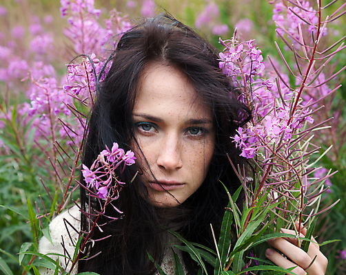 포토 JPG 해외이미지 식물 백인 1 여자 꽃 감정 잎 휴식 한명 사람 성인 야외 초록색 흰색 시골 우아함 고독 주근깨 유일 해외202004 해외포토 서양인 컬러 컨셉 점 파일형식 이미지허브