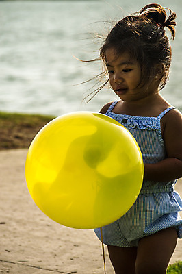 포토 JPG 해외이미지 공원 호수 어린이 한명 서기 동양인 청년 물 노란색 아기 잡기 태평양 풍선 해외202004 해외포토 자연요소 1 공공시설 바다 컬러 모션 사람 인종 성인 파일형식 이미지허브