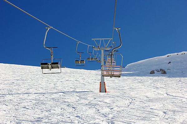 포토 JPG 해외이미지 자연 스키장 산 풍경 사람없음 맑음 기둥 그리스 언덕 스키리프트 해외202004 해외포토 건축 유럽 날씨 생태계 리프트 파일형식 이미지허브