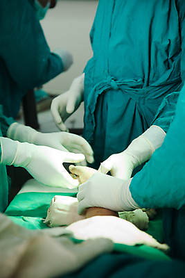 포토 JPG 해외이미지 직업 옷 포즈 노동자 실내 건강 병원 사람 사람없음 내부 치료 방 장비 간호사 의사 도구 대접 도움 수술 보호 집중 연습 확인 바쁨 외과 돌봄 위생관리 정형외과 주목 해외202004 해외포토 컨셉 의학 모션 관리 의료진 파일형식 이미지허브