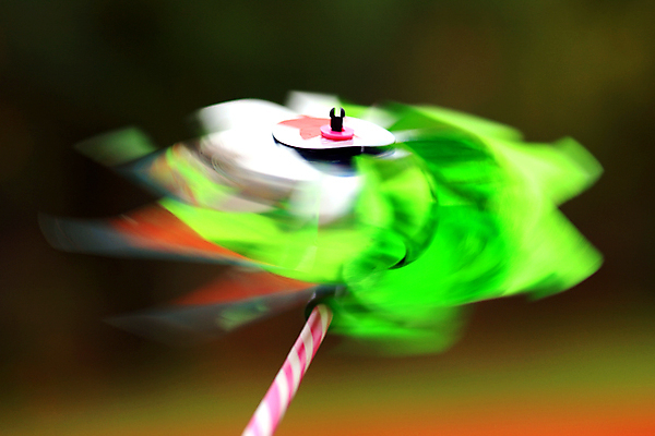 포토 JPG 해외이미지 1 어린이 백그라운드 놀이 하늘 바람 휴가 나선형 사람 사람없음 야외 빨간색 여름 파란색 컬러풀 장난감 보라색 힘 봄 기쁨 풍차 게임 흰색 잡기 바퀴 방앗간 돌리기 타격 해외202004 해외포토 자연요소 계절 감정 컬러 무늬 모션 날씨 파일형식 이미지허브