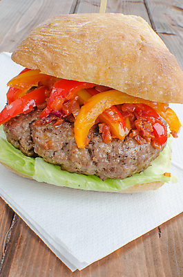 포토 JPG 해외이미지 파프리카 패스트푸드 실내 사람없음 햄버거 이탈리아음식 인스턴트 정크푸드 키친타올 나무배경 해외202004 해외포토 음식 백그라운드 채소 서양음식 내부 화장지 파일형식 이미지허브