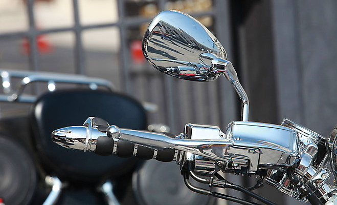 포토 JPG 해외이미지 도로 여행 부분 교통시설 손잡이 사람없음 반사 금속 힘 거울 운전 오토바이 바퀴 승차 주차 가죽 속도 제어 조율 철강 해외202004 해외포토 길 교통 모션 재질 바이크 시설 파일형식 이미지허브