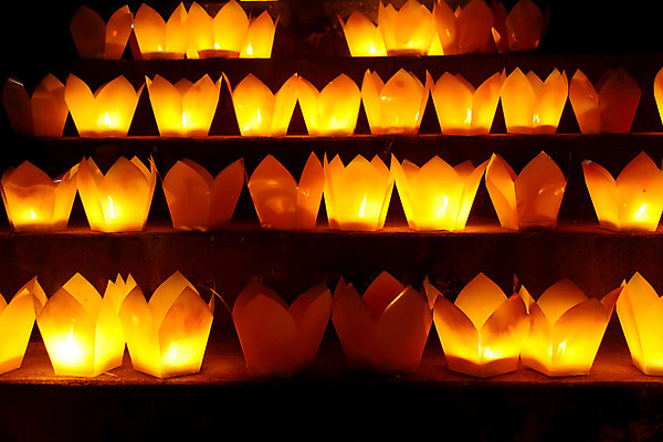 포토 JPG 해외이미지 디자인 종교 백그라운드 크리스마스 촛불 불 불꽃 휴식 사람없음 장식 빨간색 빛 노란색 파티 교회 케이크 검은색 어둠 축하 생일 야간 연소 고립 왁스 해외202004 해외포토 자연요소 기념일 컬러 컨셉 초 종교건축 디저트 이벤트 건물 파일형식 이미지허브