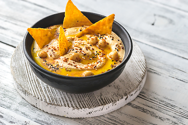 포토 JPG 해외이미지 그릇 실내 사람없음 나초 병아리콩 중동음식 나무배경 해외202004 훔무스 해외포토 식기 음식 백그라운드 콩 내부 파일형식 이미지허브