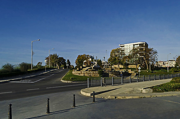 포토 JPG 해외이미지 나무 유럽 문화 도로 길 바다 여행 건축양식 자연 하늘 호텔 새로움 거리 주택 파노라마 사람없음 건물 파란색 도시풍경 계단 항구 정원 검은색 가을 바위 도시 언덕 사인 휴양지 포트 타운 건너기 불가리아 옛날 해외202004 해외포토 식물 건축물 계절 건축 나라 컬러 컨셉 교통시설 모션 숙소 촬영기법 풍경 장소 돌_바위 생태계 파일형식 남유럽 이미지허브