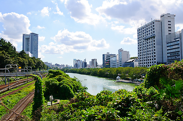 포토 JPG 해외이미지 구름 아시아 여행 하늘 풍경 사람없음 강 도시풍경 여행객 일본 고층빌딩 기차 도시 도쿄 해외202004 해외포토 자연요소 나라 육상교통 대중교통 사람 빌딩 파일형식 이미지허브