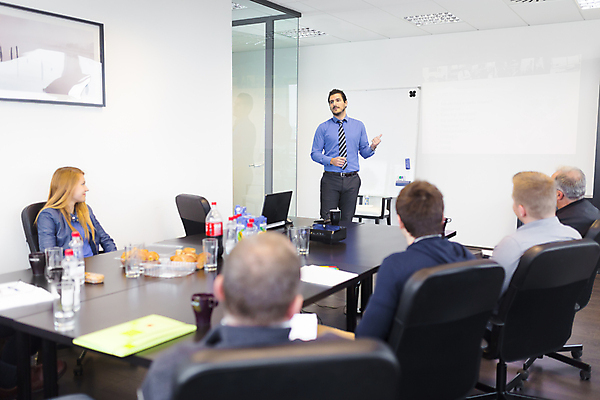 포토 JPG 해외이미지 직업 교육 회사 비즈니스 사업가 통신 회의 직장 말하기 대화 설명 한명 사람 앉기 손짓 노트북 컴퓨터 사무실 비즈니스맨 발표 그룹 작업실 대표 토론 강의 종업원 동료 경영자 리더 화이트보드 소통 경영 세미나 시범 해외202004 해외포토 1 남자 컨셉 관계 모션 전자제품 직장인 파일형식 이미지허브