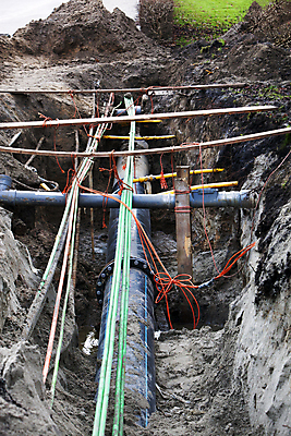 포토 JPG 해외이미지 도로 백그라운드 오렌지 통신 사람없음 야외 초록색 물 쌓기 힘 장비 에너지 업무 네트워크 구멍 땅 네덜란드 철사 튜브 섬유 지하 질서 설치 파이프라인 혼란 해외202004 해외포토 자연요소 유럽 길 컬러 컨셉 과일 교통시설 모션 직물 예절 작업 파이프_관 파일형식 이미지허브