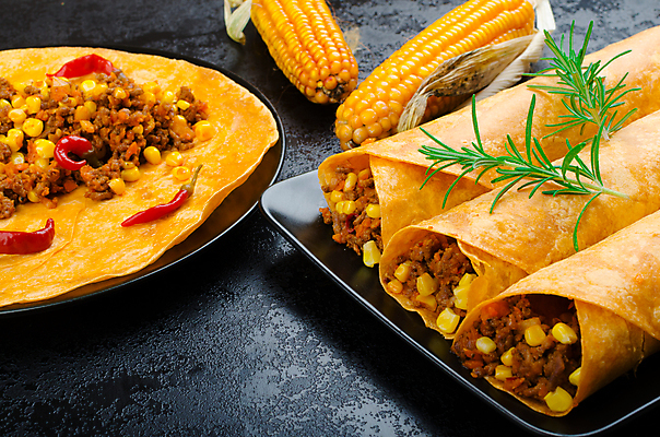 포토 JPG 해외이미지 전통 음식 빵 토마토 채소 고추 검은배경 양파 건강 육류 옥수수 사람없음 빨간색 초록색 식사 저녁식사 치킨 샐러드 소고기 덮개 신선 뜨거움 상추 바비큐 매움 밀가루 후추 타코 점심식사 케밥 과카몰리 백리향 살사댄스 할라피뇨 핸드메이드 해외202004 해외포토 컬러 백그라운드 식재료 곡류 검은색 뚜껑 춤 소스_음식 맛 가루 향신료 닭고기요리 파일형식 이미지허브