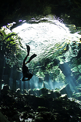 포토 JPG 해외이미지 실루엣 스포츠 백그라운드 휴가 멕시코 한명 물 햇빛 환경 수중 수영 탐험 중앙아메리카 동굴 다이빙 해외202004 해외포토 자연요소 1 북아메리카 촬영기법 아메리카 사람 태양 수상스포츠 수중스포츠 파일형식 이미지허브