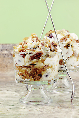 포토 JPG 해외이미지 접시 음식 과일 유리 포도 디저트 유제품 실내 사람없음 세로 숟가락 사진촬영 샐러드 추위 견과류 투명 달콤 크림 그림 조리대 레시피 정물화 크림치즈 화강암 카피스페이스 해외202004 해외포토 식기 재질 치즈 수저 내부 촬영 공백 암석 맛 파일형식 이미지허브