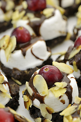 포토 JPG 해외이미지 음식 조각 부분 디저트 주택 건조 요리 사람없음 장식 갈색 파티 케이크 상점 주방 초콜릿 식사 어둠 빵집 축하 닫기 달콤 굽기 먹기 아몬드 칼로리 층 코코아 스펀지 페스츄리 해외202004 해외포토 음료 빵 컬러 컨셉 모션 이벤트 건물 견과류 맛 구이 파일형식 이미지허브