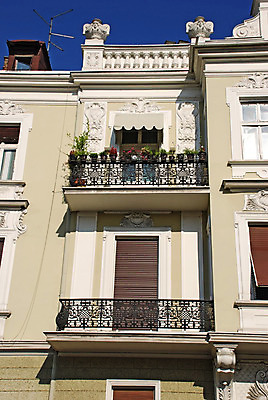 포토 JPG 해외이미지 유럽 문화 벽 건축양식 창문 하늘 지붕 거리 주택 사람없음 야외 건물 파란색 금속 맑음 회색 흰색 도시 센터 클래식 모서리 철 대문 타운 첨탑 동쪽 세르비아 스타일 해외202004 해외포토 건축물 건축 나라 컬러 컨셉 재질 날씨 문 탑 방향 파일형식 이미지허브