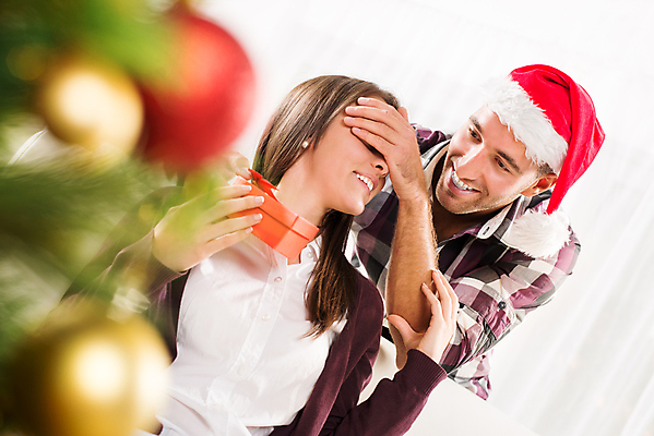 포토 JPG 해외이미지 커플 여자 남자 행복 크리스마스 산타모자 청소년 휴가 함께함 크리스마스선물 선물 사랑 미소 앉기 두명 가로 선물상자 인테리어 놀람 주기 해외202004 해외포토 모자_잡화 디자인 기념일 감정 컨셉 관계 모션 표정 사람 상자 파일형식 이미지허브