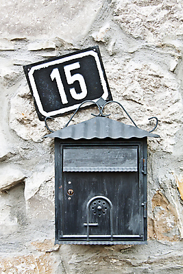 포토 JPG 해외이미지 전통 벽 산 주택 사람없음 파란색 상자 숫자 금속 도시 메시지 편지 철 사물함 우체부 메인 사인 복고 잠금 통조림 옛날 해외202004 해외포토 직업 문자 컬러 재질 건물 보안 파일형식 이미지허브