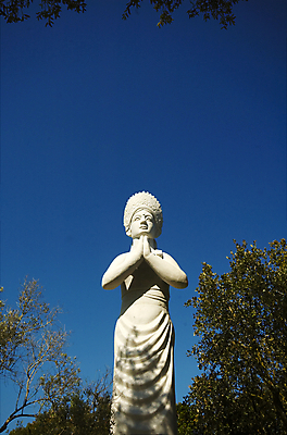 포토 JPG 해외이미지 아시아 종교 선 조각 여행 불교 동양인 사람없음 파란색 햇빛 조각상 평화 흰색 영혼 명상 신성 숭배 해외202004 해외포토 나라 컬러 컨셉 인종 태양 조형물 파일형식 이미지허브