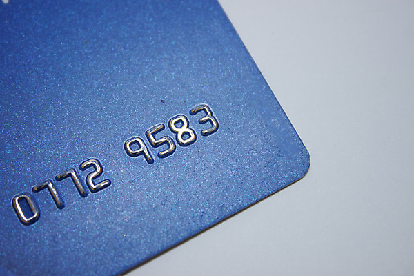 포토 JPG 해외이미지 돈 비즈니스 안전 사람없음 금융 파란색 숫자 세일 상점 어둠 신용카드 구매 플라스틱 보안 상업 전자 결제 ATM 계좌 인출 해외202004 해외포토 문자 컬러 재질 경제 쇼핑 재산 파일형식 이미지허브